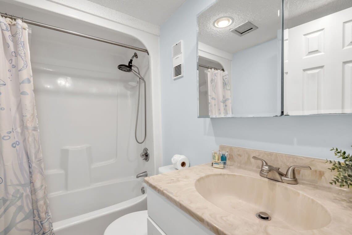 Xanadu bathroom with tub