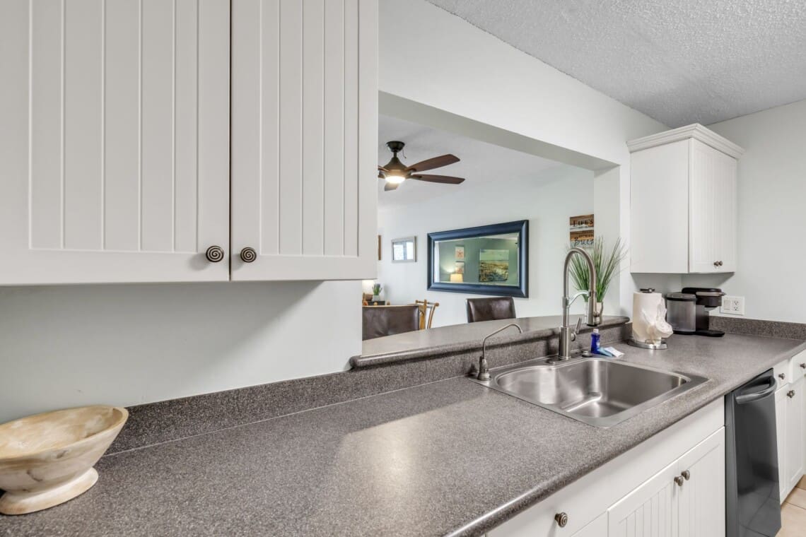 Xanadu fully equipped kitchen with breakfast bar